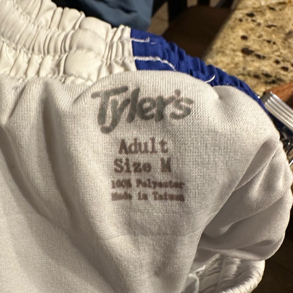 Women’s medium shorts - Picture 2 of 2